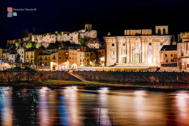 Castillo de la Suda und die Kathedrale von Tortosa über dem Fluss L'Ebre