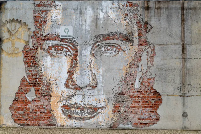 Gemeißeltes haushohes Porträt von VHILS in Aveiro