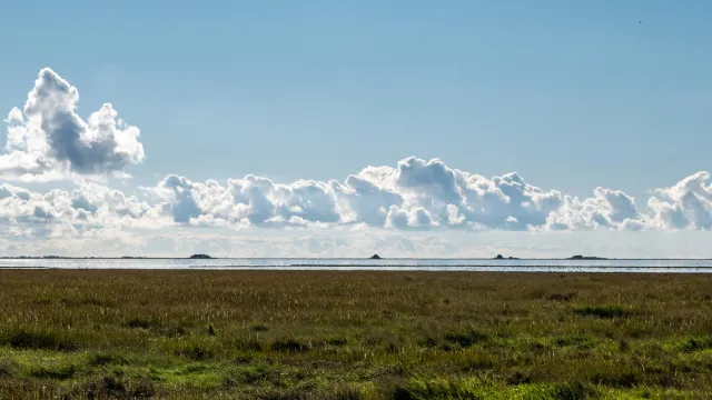 Die Hallig Nordstrandischmoor von der Hamburger Hallig aus fotografiert