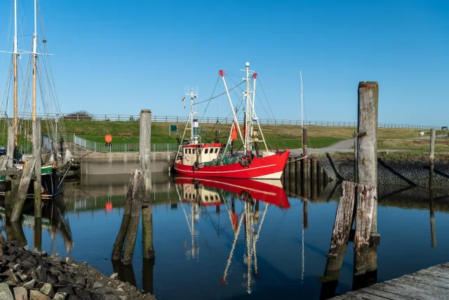 Rotes Fischerboot im Süderhafen