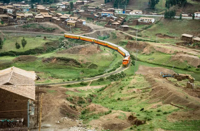 Mit dem Zug von Cusco nach Aqua Calientes durch das Urubambatal 