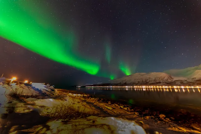 Nordlichter über dem Fjord Solenagen vor den Lyngenfjorder Alpen