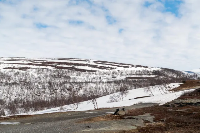 Over snow slopes in the high altitudes