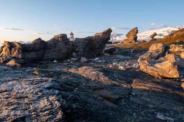 The lighthouse at the top of Lenangsøyra