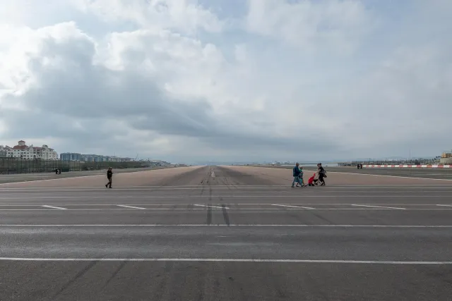 Einreise nach Gibraltar über die Start- und Landebahn des Flughafens