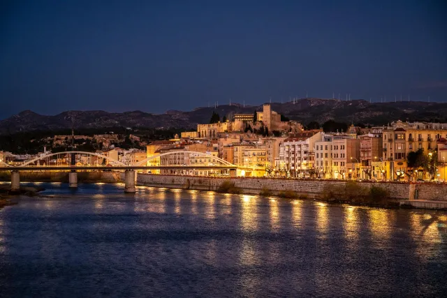 Castillo de la Suda über dem Fluss L'Ebre