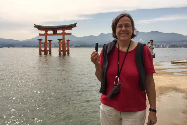 Karin mit Geocache vor dem Roten Torii