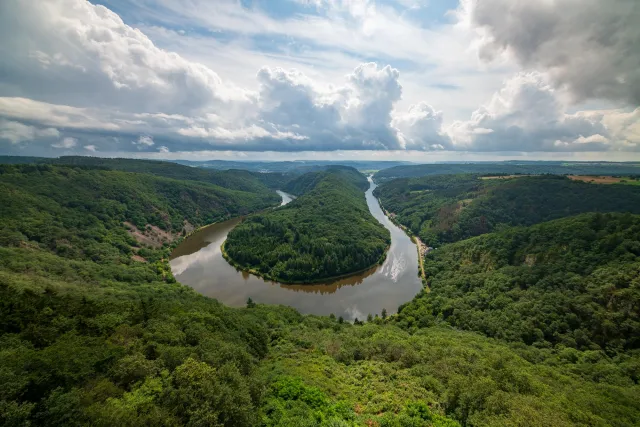 Die Saarschleife vom Aussichtsturm des Baumwipfelpfades aus fotografiert.