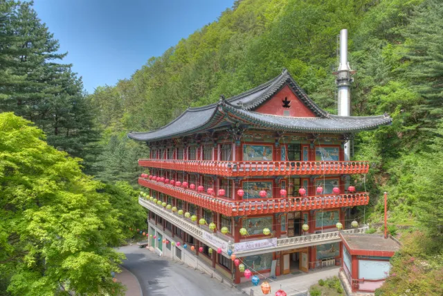 The Guinsa temple complex from the outside