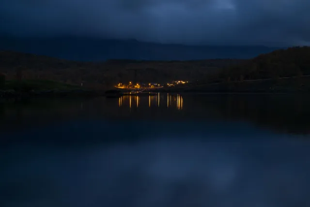 Dorf am Saltstraumen bei beginnender Nacht