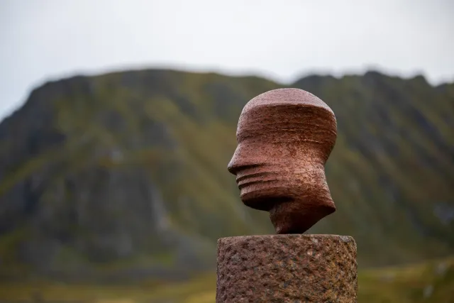 Die Skulptur "Kopf" von Markus Raetz in Eggum auf den Lofoten