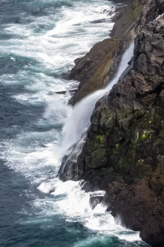 Der See Leitisvatn, der sich über einen Wasserfall in den Nordatlantik ergießt